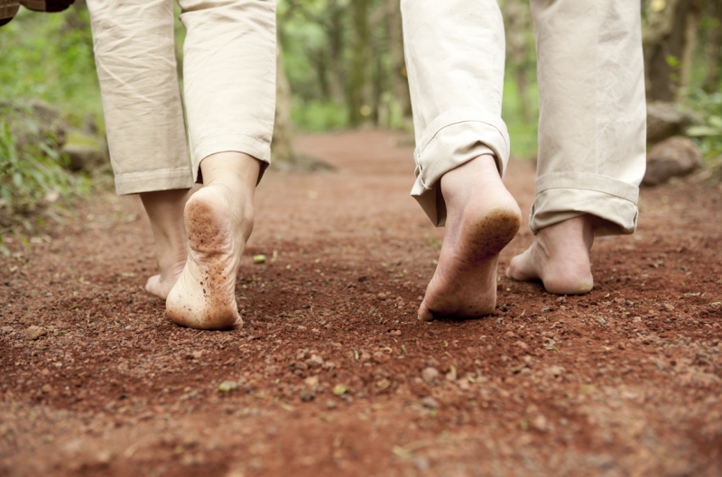 Stimulasi Telapak Kaki, Apa Efek Berjalan Tanpa Alas Kaki?