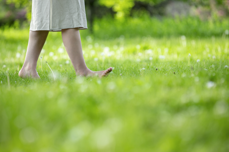 Stimulasi Telapak Kaki, Apa Efek Berjalan Tanpa Alas Kaki? 사진 2