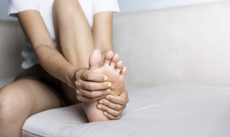 Stimulasi Telapak Kaki, Apa Efek Berjalan Tanpa Alas Kaki?