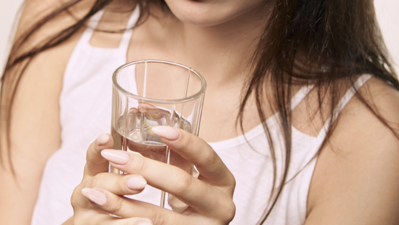 Minum air saat makan, apakah boleh?